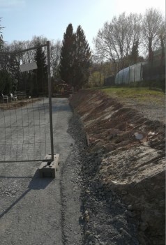 Einfahrt mit Böschung