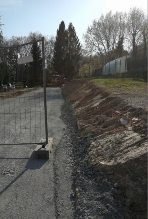 Einfahrt mit Böschung