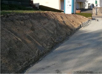 Einfahrt mit Böschung