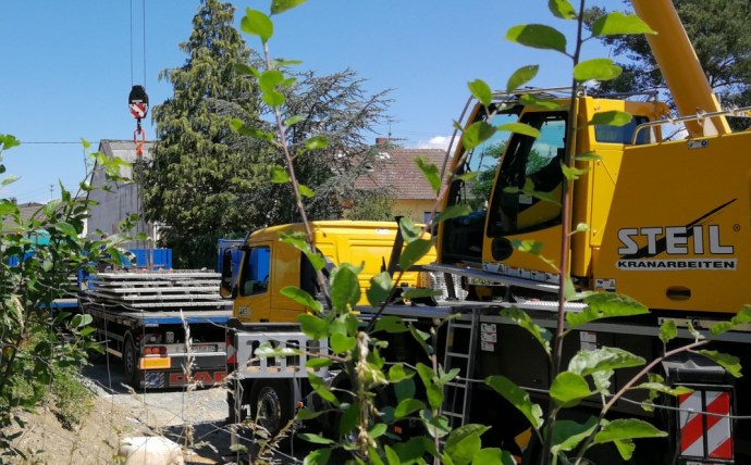 Aufheben der Betonplatten