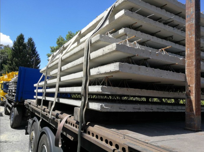 Betonplatten auf LKW