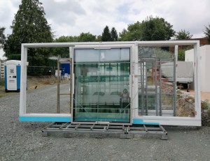 Fenster stehen in der Einfahrt