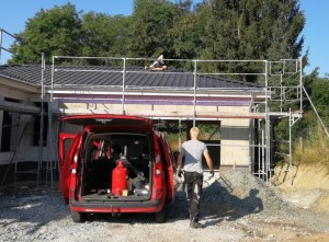 letzte Arbeiten am Dach