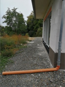 Regenabflussrohr in den Garten