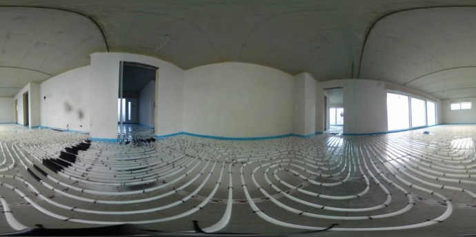 Fußbodenheizung Wohnzimmer in 3-D Ansicht. Mehrere Heizkreise. An Dehnungsfuge Schutzrohr angebracht.
