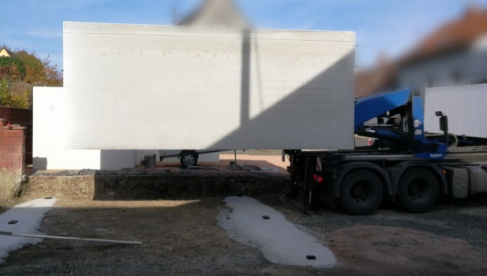 LKW Garage hinter LKW