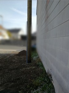 Strommast nahe Nachbarn