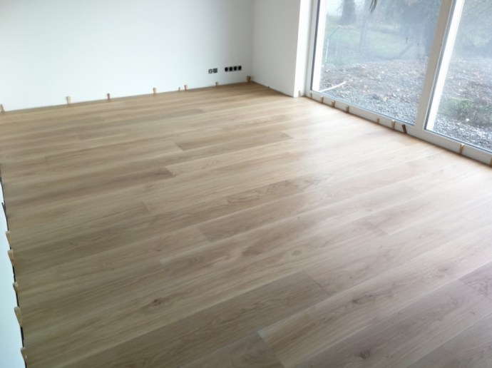 parkett mit abstandshaltern